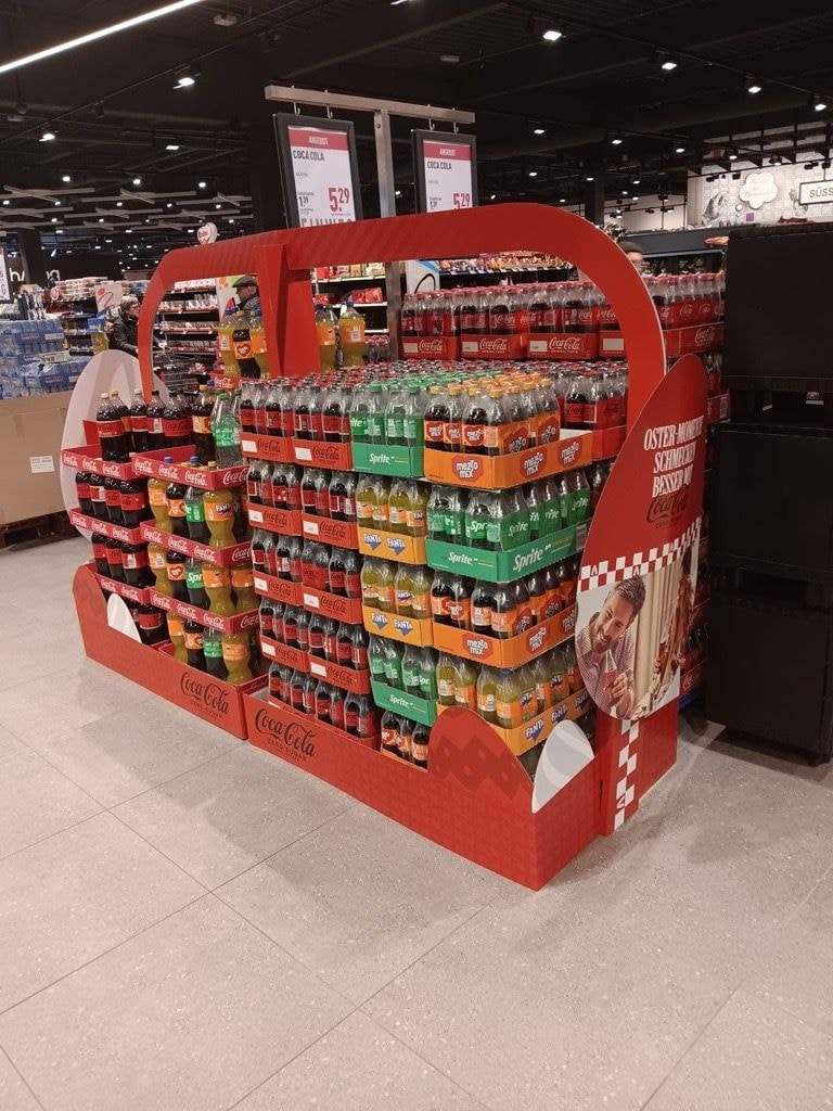 Aktionsinsel mit Erfrischungsgetränken im Markt