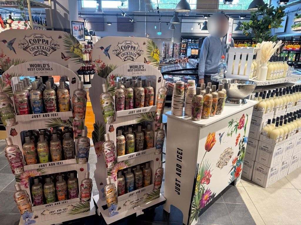Zwei Cocktail-Displays neben einer Verkaufstheke