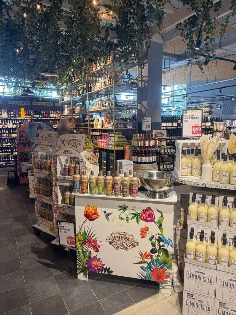 Cocktail-Display mit Verkaufstheke in der Weinabteilung eines Marktes